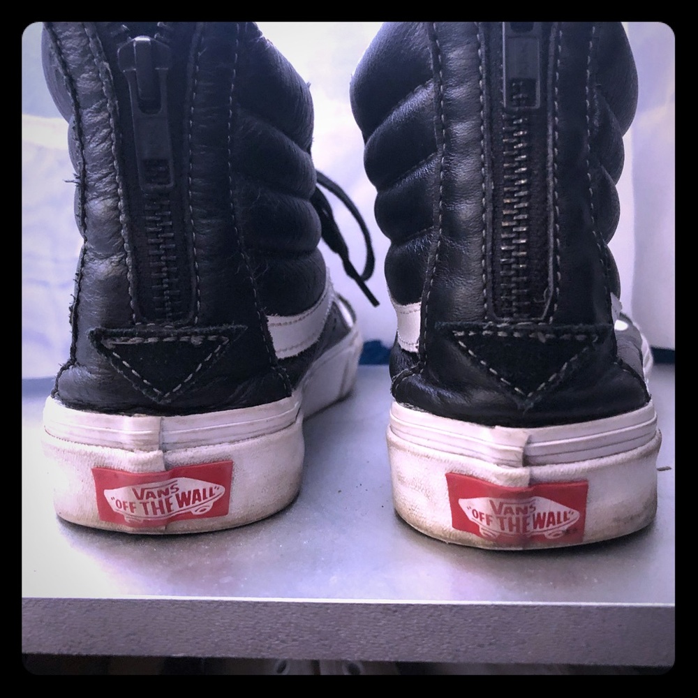 Vans leather high tops like new!!🖤🖤